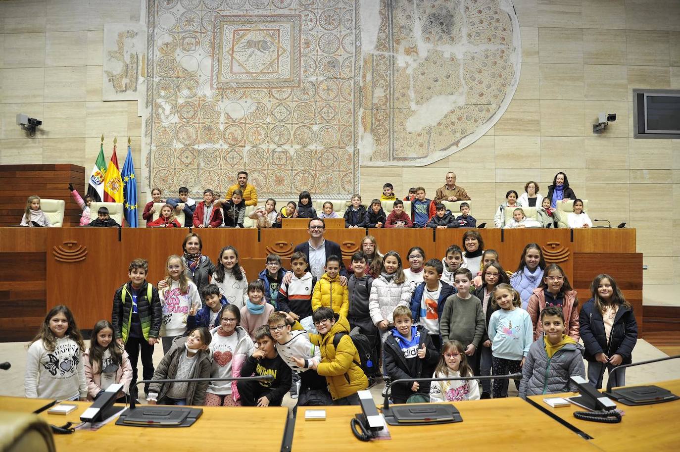 Alumnos participantes junto a Jorge Amado y sus maestros. 