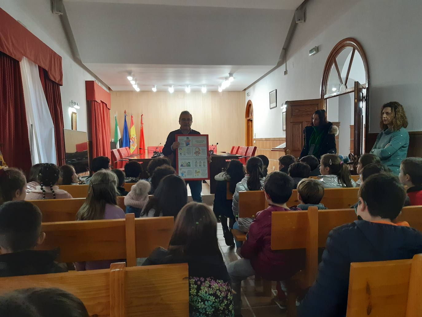 El alcalde les ha explicado los derechos que tienen como niños. 