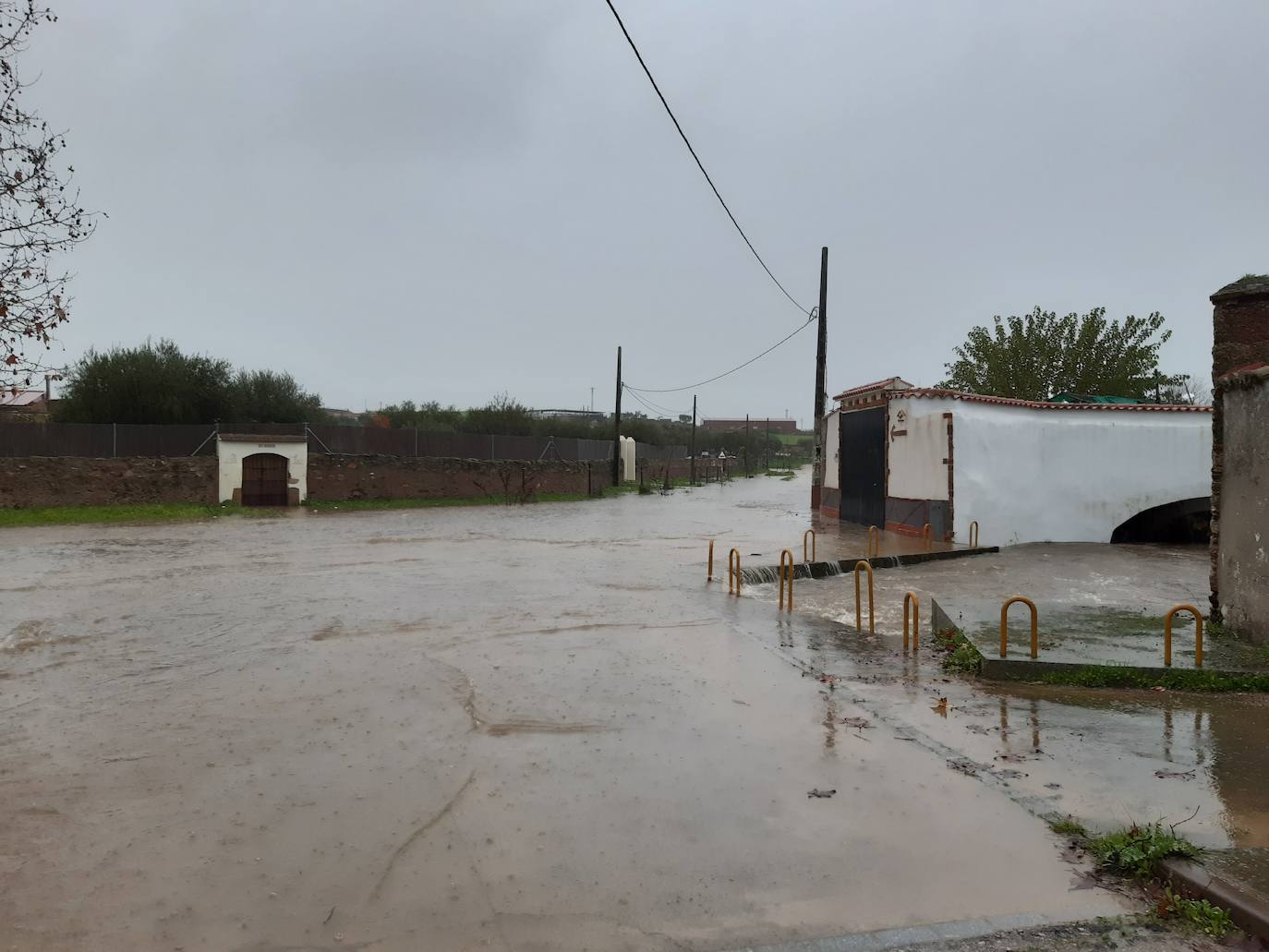 Acceso al camino del pantano nuevo inundado, detrás de la ermita de Santiago.