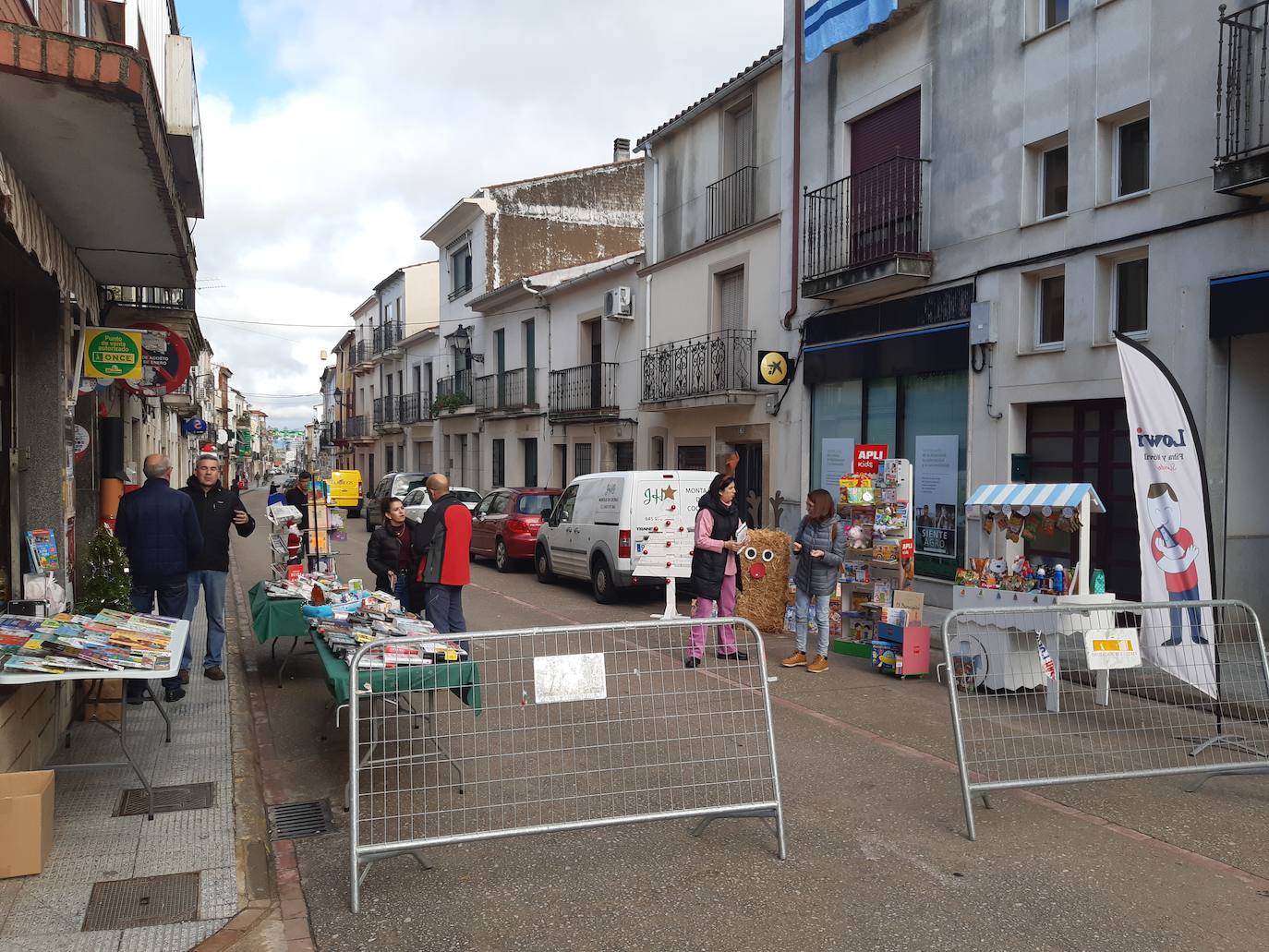 Los comerciantes salen a la calle en una nueva edición del Mercado familiar navideño