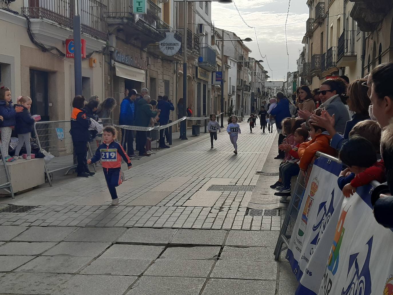 Fotos: Casar de Cáceres despide el 2022 con 88 inscritos en la tradicional Carrera del turrón
