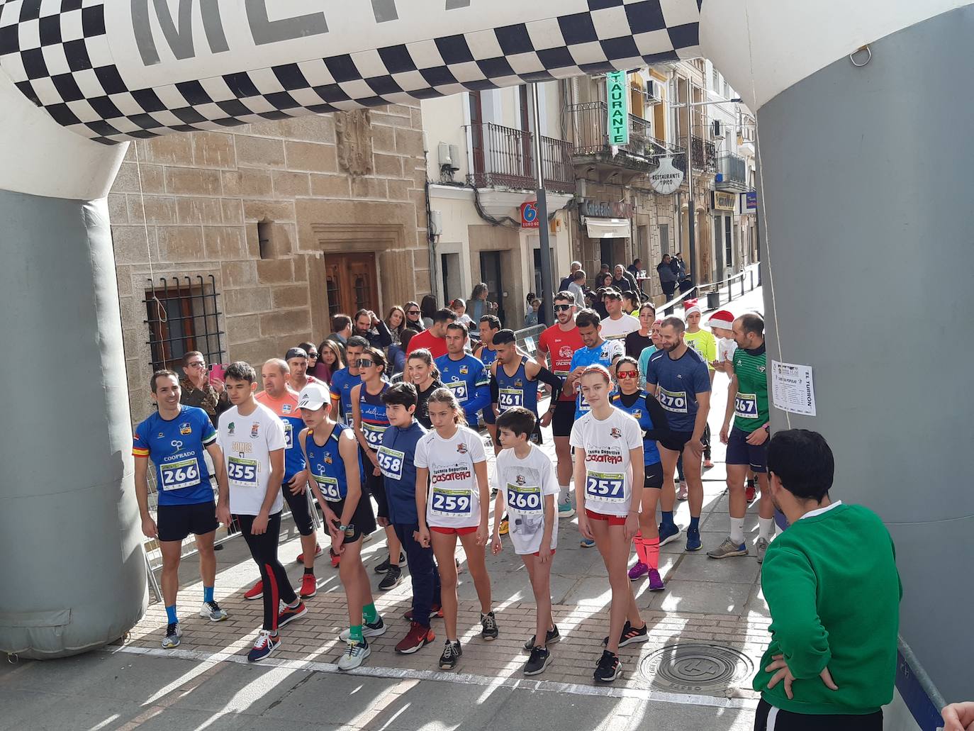 Fotos: Casar de Cáceres despide el 2022 con 88 inscritos en la tradicional Carrera del turrón