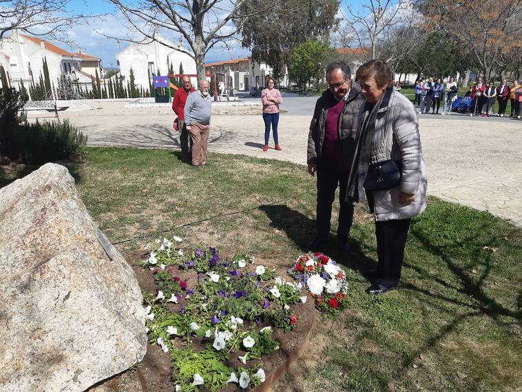 Alicia, la mujer de la primera víctima de covid, depositó junto al alcalde, Rafael Pacheco, un centro de flores en el monolito que se inauguró hace tres años.
