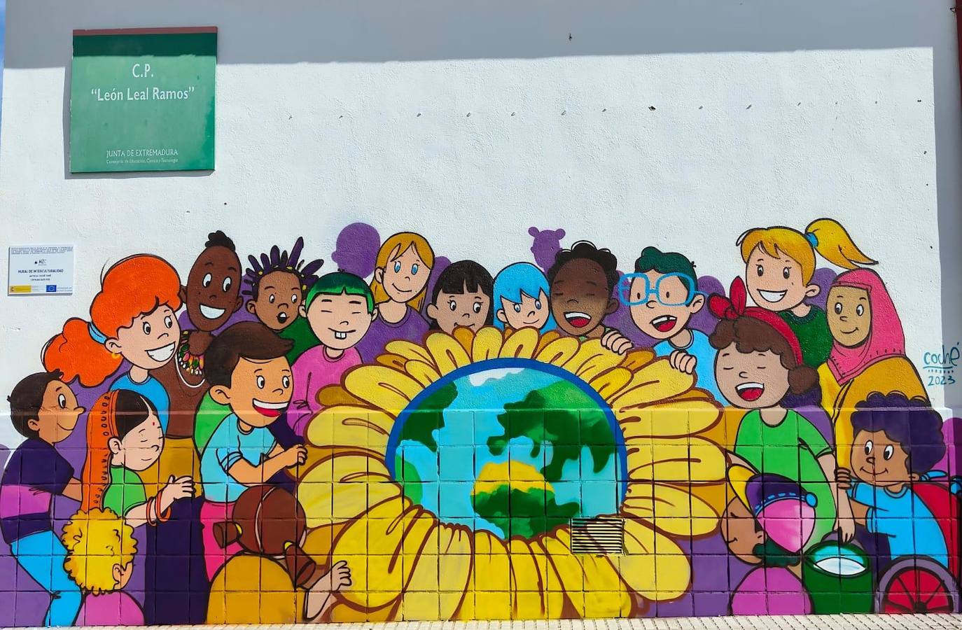 Imagen principal - Alumnos y profesores del colegio pintan un gran mural contra el racismo y la xenofobia