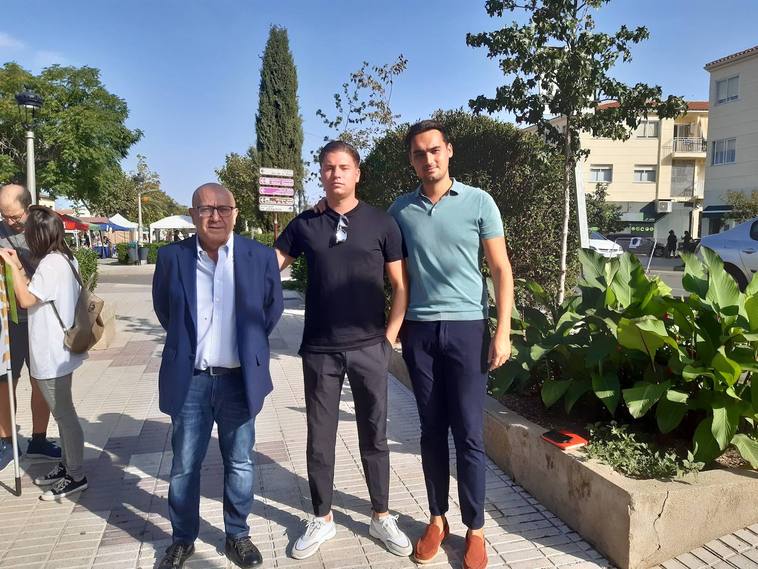 Felipe Hurtado, representante de la empresa promotora, junto a los hijos del inversor, Donald Caspar, en una visita a la localidad hace unos meses.