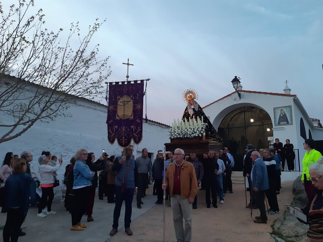 Imagen principal - La Virgen de la Soledad llega a la parroquia arropada por numerosos vecinos
