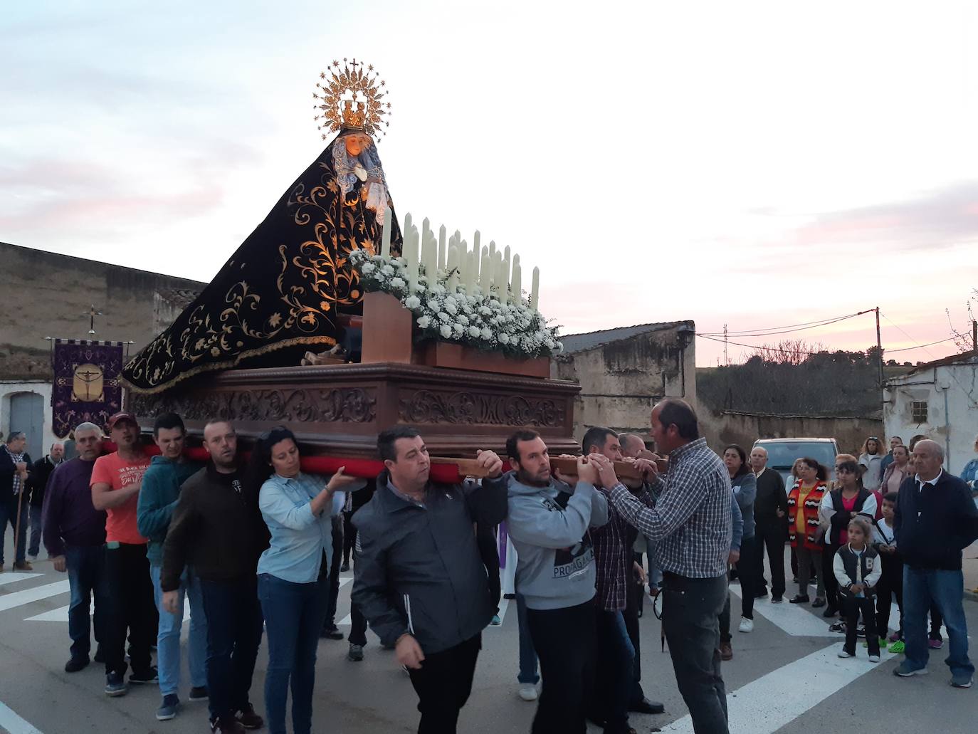 Imagen secundaria 2 - La Virgen de la Soledad llega a la parroquia arropada por numerosos vecinos