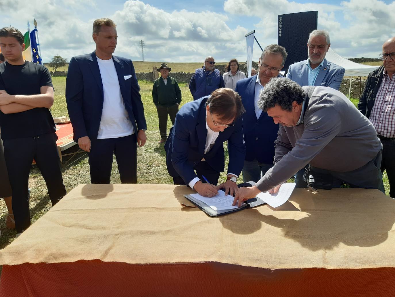 Imagen secundaria 1 - Arranca el proyecto del parque acuático de Casar de Cáceres, con la colocación de la primera piedra