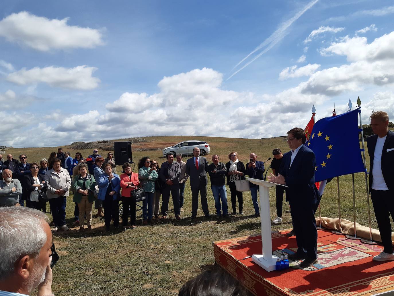 Imagen principal - Arranca el proyecto del parque acuático de Casar de Cáceres, con la colocación de la primera piedra