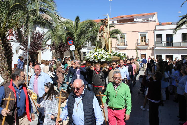 Centenares de personas vuelven a arropar a La Burrina otro Domingo de Ramos