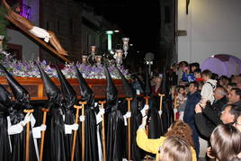La imagen del Cristo se giró al completo en la plaza de España.