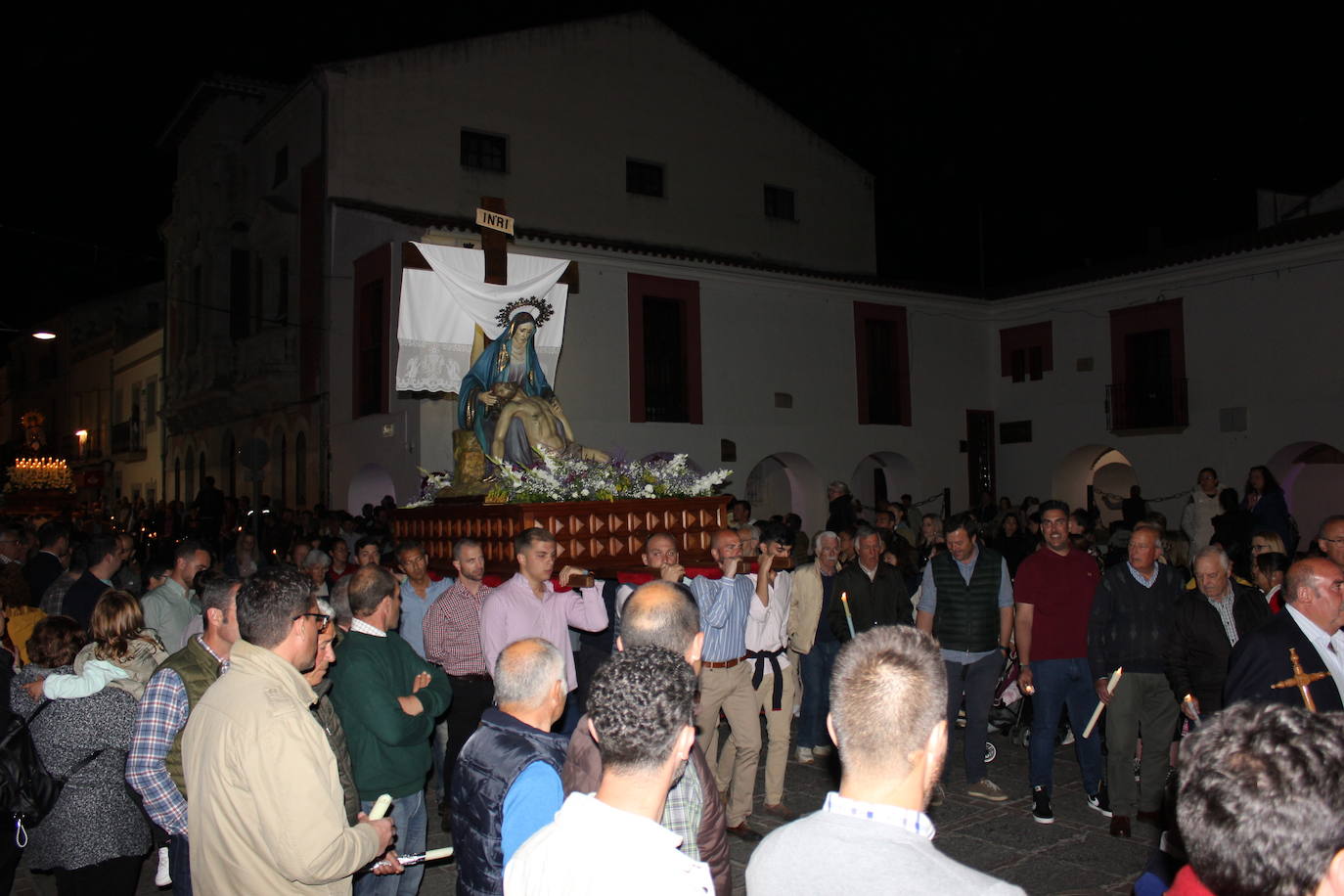 Imagen principal - Los nueve pasos de La Pasión embellecen un año más la procesión de Jueves Santo
