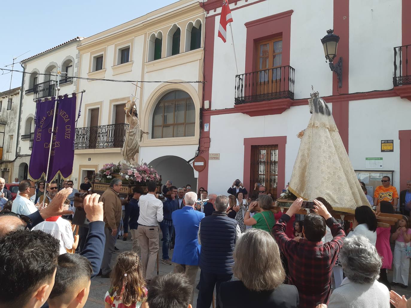Imagen principal - En encuentro entre Cristo Resucitado y la Virgen de la Alegría cierran los actos de la Semana Santa casareña