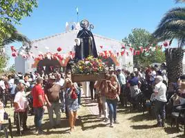 San Benito, portado por devotos, durante la corta procesión por las proximidades de su santuario.