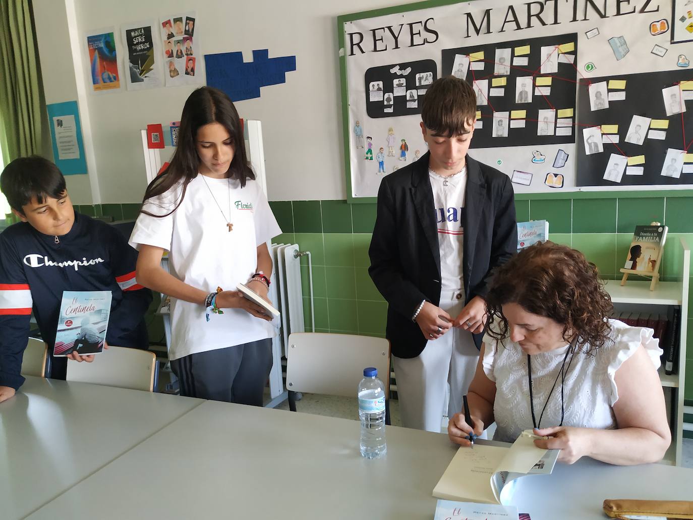 Imagen principal - Alumnos del IESO Vía de la Plata comparten un encuentro literario con la escritora madrileña Reyes Martínez
