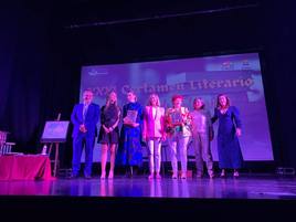 Premiadas, jurado y organizadores en el acto de entrega de premios.