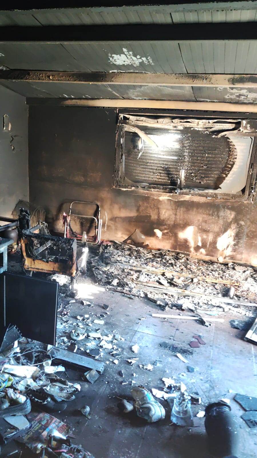 Imagen principal - Unos vecinos denuncian el incendio de su casa de campo en la zona de La Perala y el robo de dos motos y un mini quad