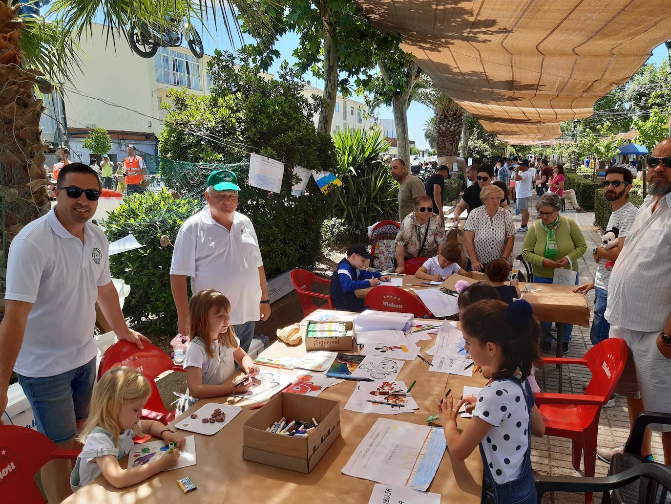 Imagen principal - El asociacionismo local triunfa en su feria anual por su alta participación