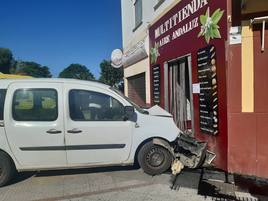 Un vecino impacta con su turismo contra la puerta de un establecimiento en Ronda de La Charca