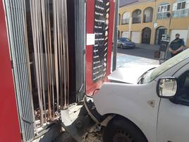 Fallece el vecino de 79 años que ha impactado con su turismo contra la pared de una multitienda