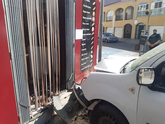 Fallece el vecino de 79 años que ha impactado con su turismo contra la pared de una multitienda