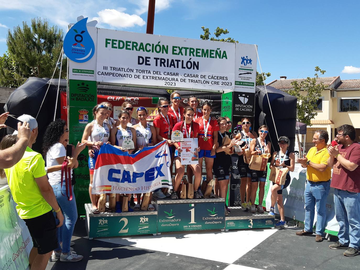 Imagen principal - 130 participantes de la región participan en el III Triatlón Torta del Casar