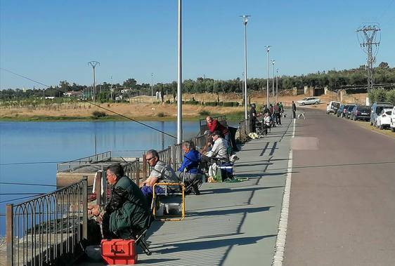 Los pescadores casareños lanzan sus cañas a La Charca y cada uno podrá capturar un máximo de 25 tencas cada semana