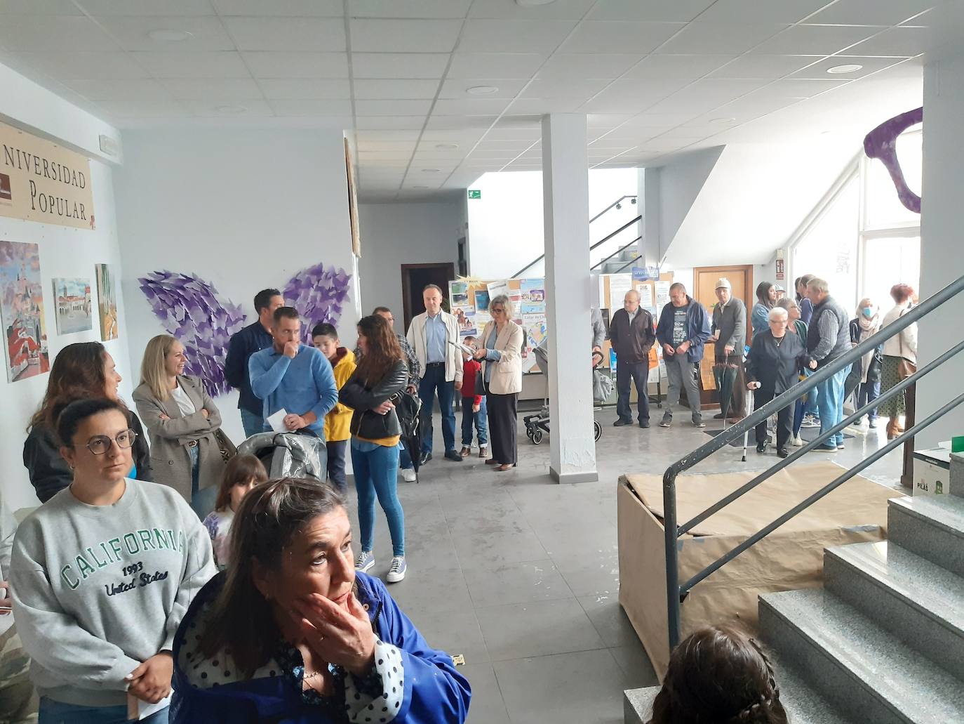 Imagen principal - Jornada electoral sin incidentes y con un 48,19% de participación hasta las dos de la tarde