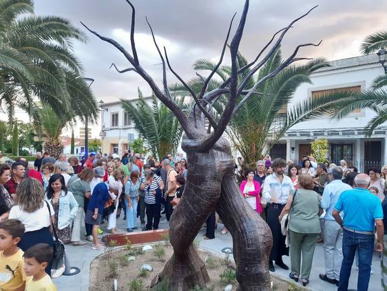 Dos olivos abrazados simbolizan el amor y la amistad del pueblo casareño