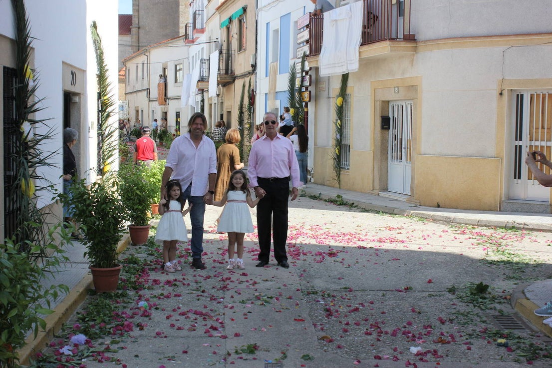 Calor y calles engalanadas en la celebración del Corpus Christi