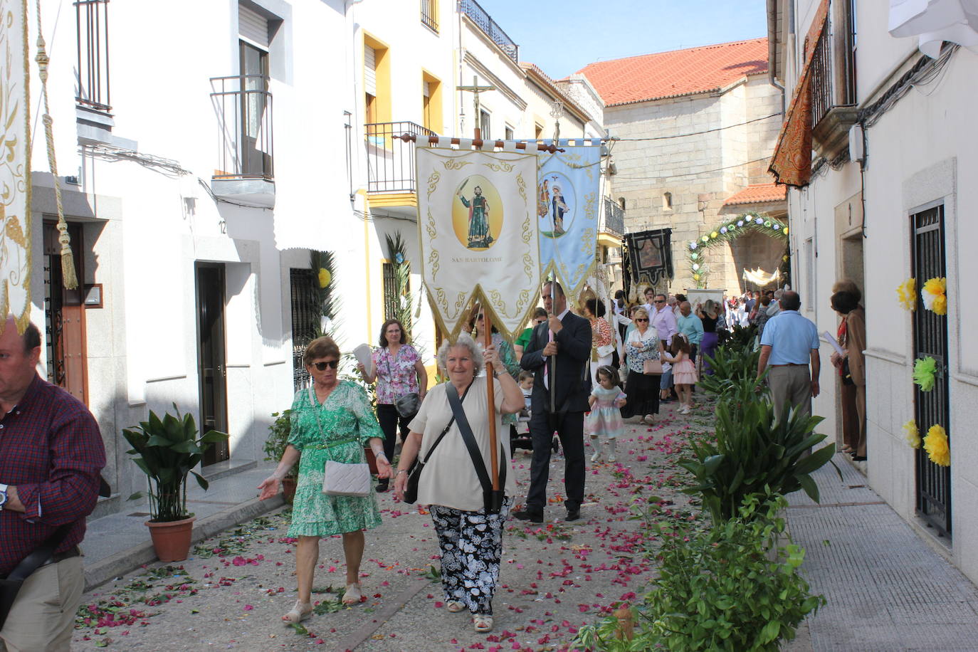 Calor y calles engalanadas en la celebración del Corpus Christi