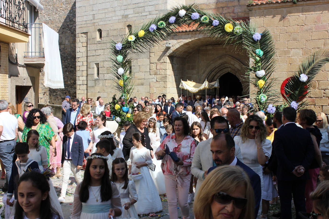 Calor y calles engalanadas en la celebración del Corpus Christi