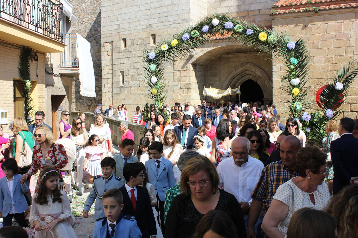 Calor y calles engalanadas en la celebración del Corpus Christi