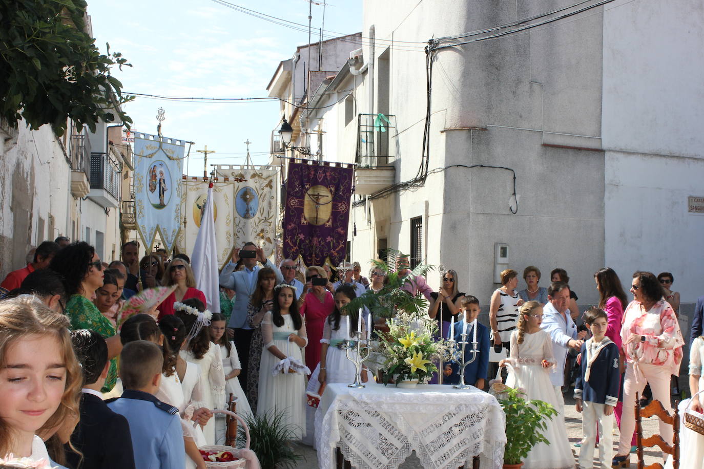 Calor y calles engalanadas en la celebración del Corpus Christi