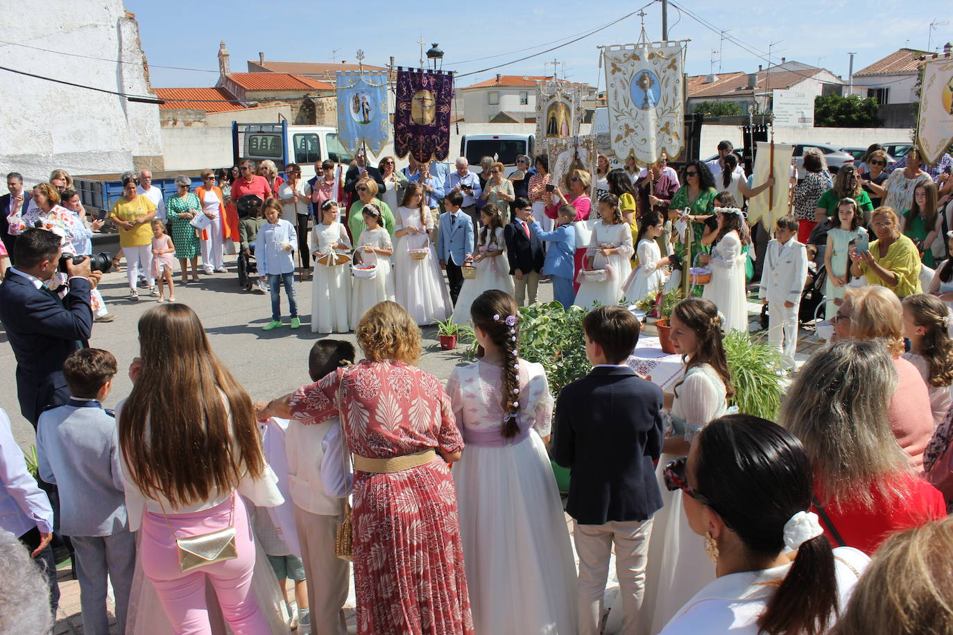 Calor y calles engalanadas en la celebración del Corpus Christi