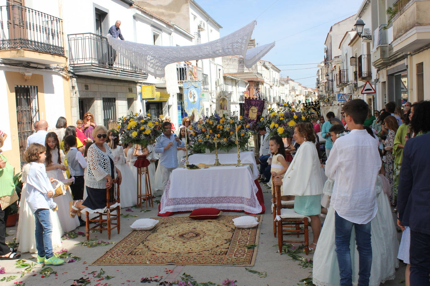 Calor y calles engalanadas en la celebración del Corpus Christi