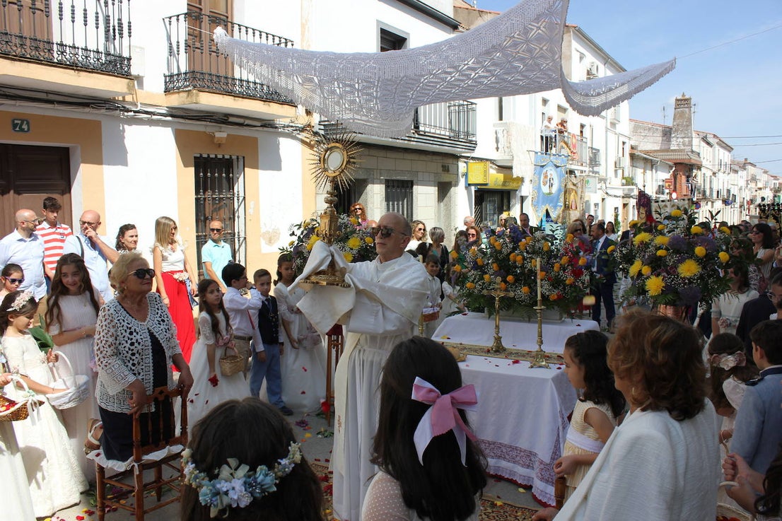 Calor y calles engalanadas en la celebración del Corpus Christi