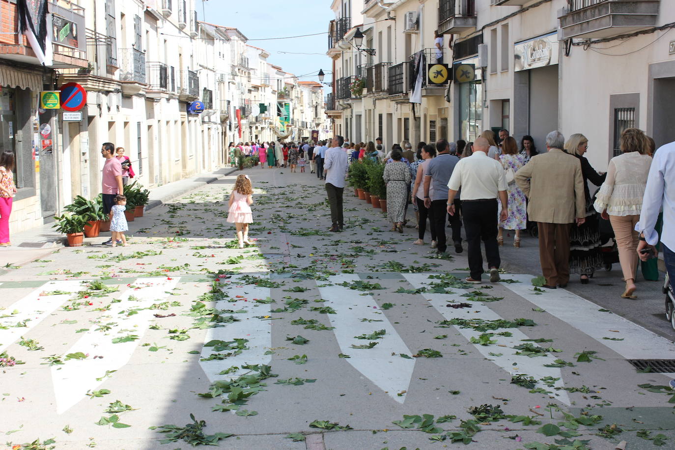 Calor y calles engalanadas en la celebración del Corpus Christi