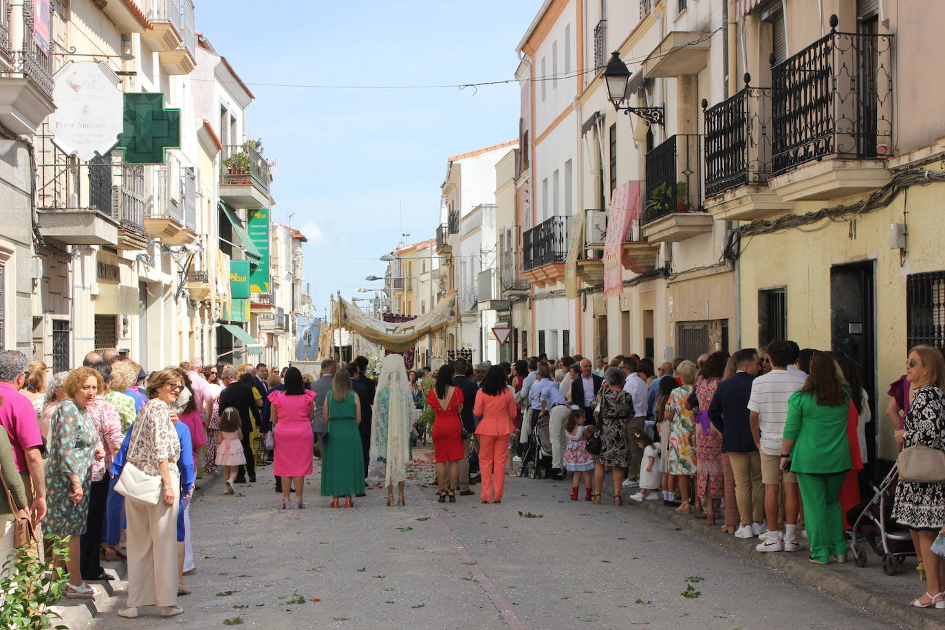 Calor y calles engalanadas en la celebración del Corpus Christi