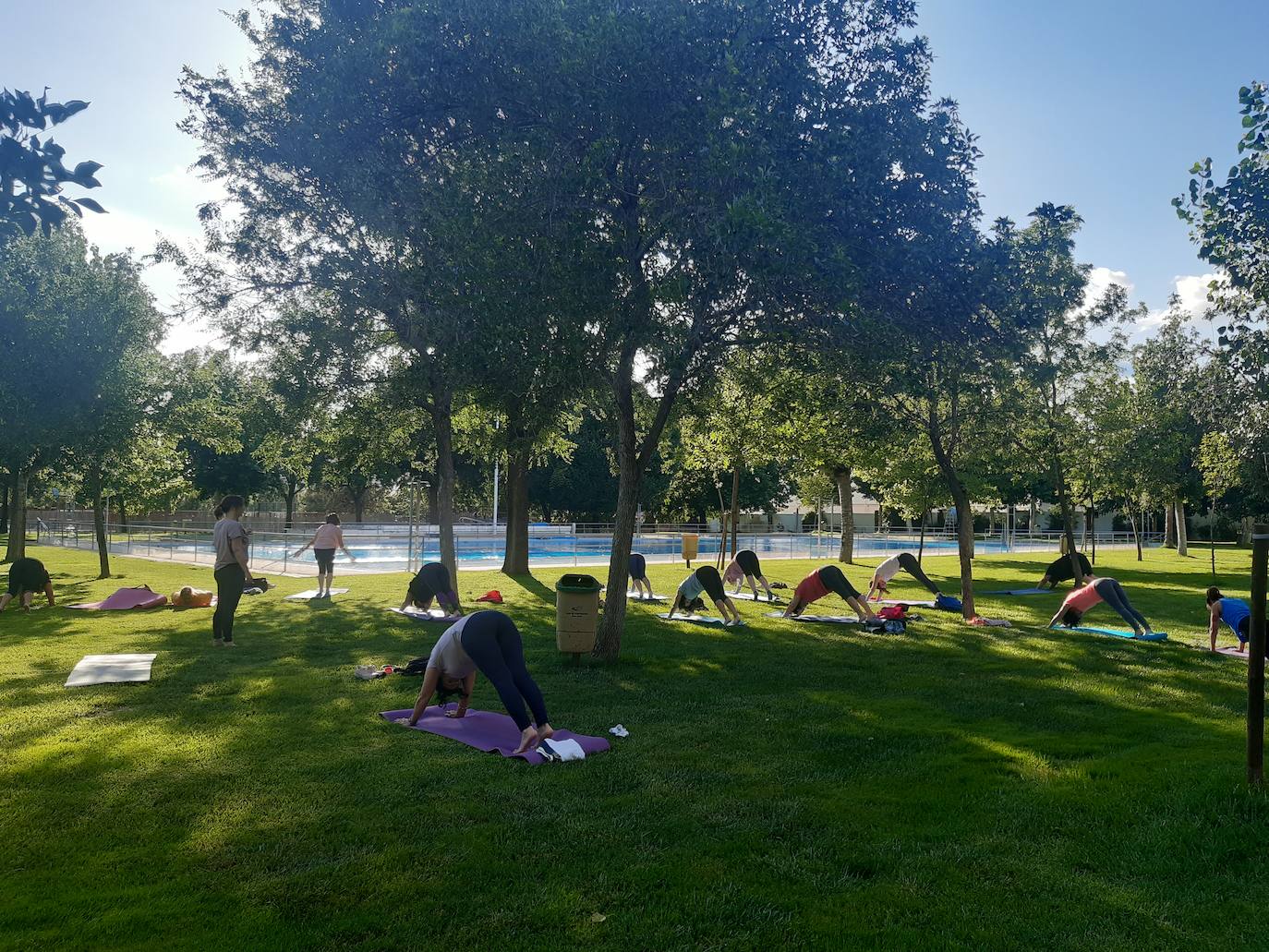 Imagen principal - Los alumnos de pintura y yoga se despiden del curso con clases al aire libre