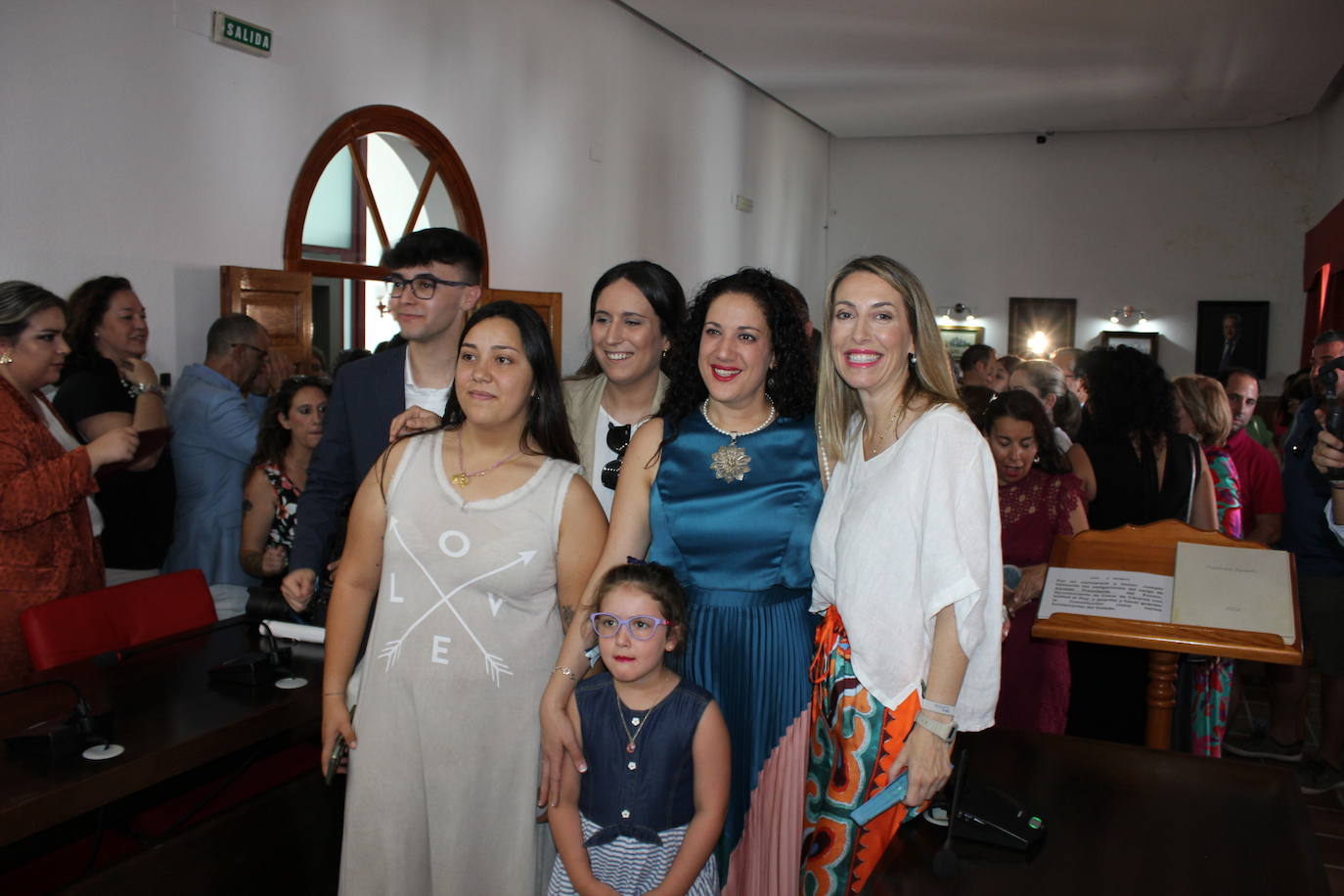 Imagen secundaria 1 -  Guardiola junto a Marta Jordán, simpatizantes y concejales del Partido Popular. L.C.G.