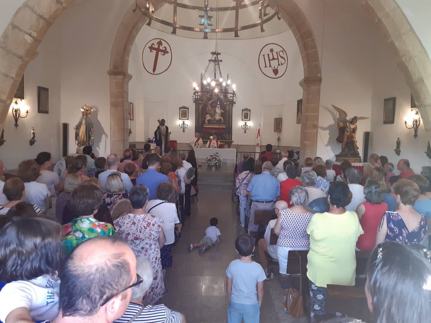 Imagen secundaria 1 - Decenas de personas arropan a Santiago en su festividad