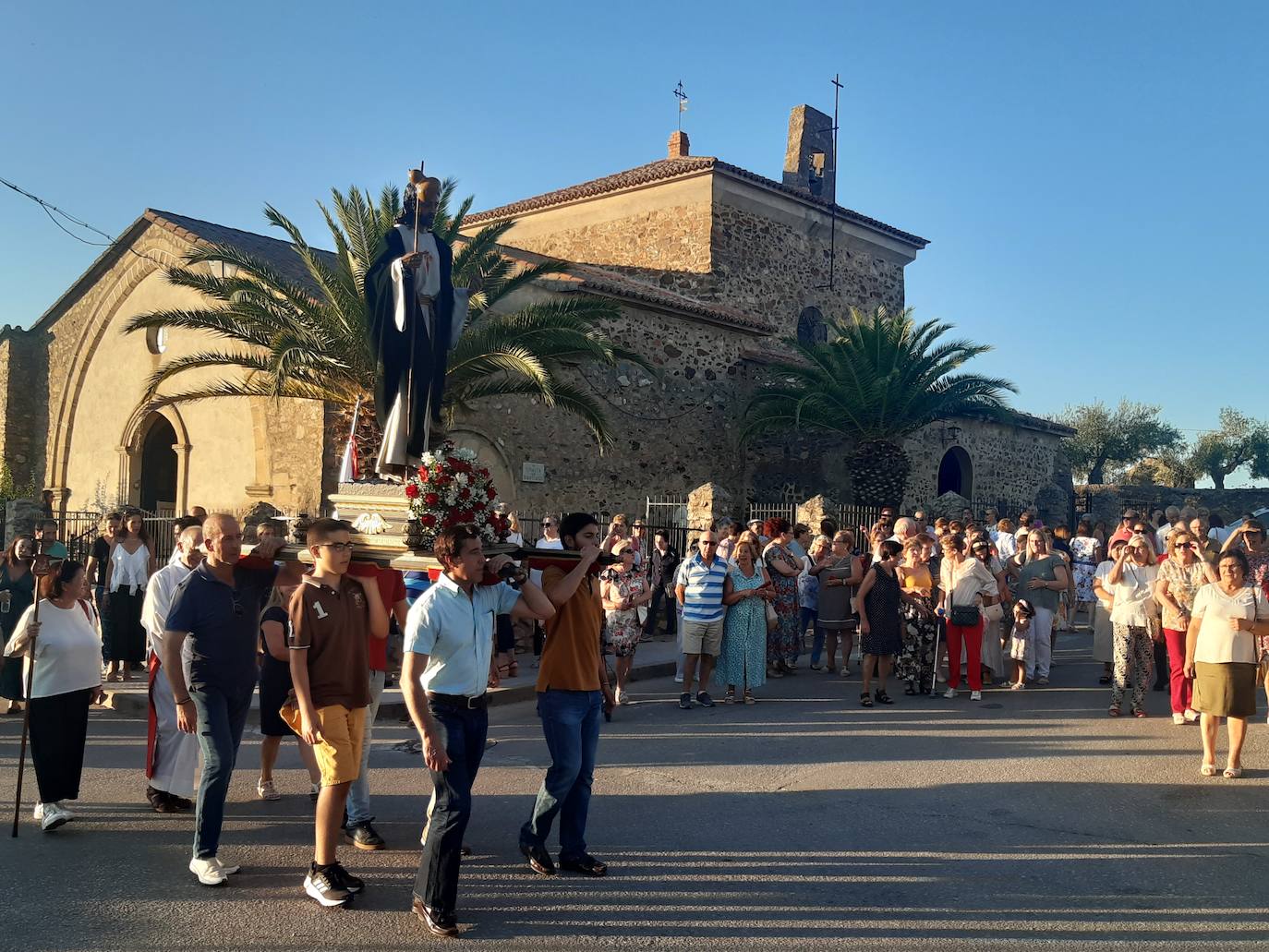 Decenas de personas arropan a Santiago en su festividad