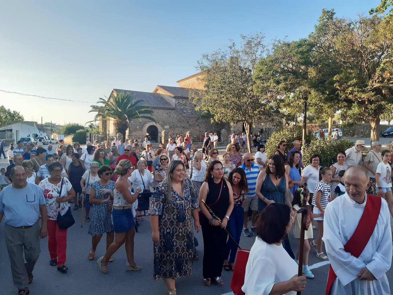 Imagen principal - Decenas de personas arropan a Santiago en su festividad