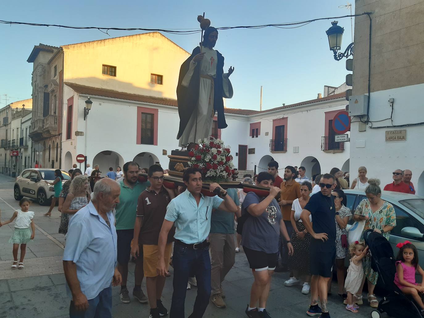 Imagen secundaria 1 - Decenas de personas arropan a Santiago en su festividad