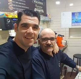 Jesús junto a su padre Vicente, del que dice ser «el pilar fundamental para que el barco no se hunda».