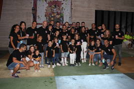 Una de las peñas, el pasado año, en la foto de familia del viernes por la noche.