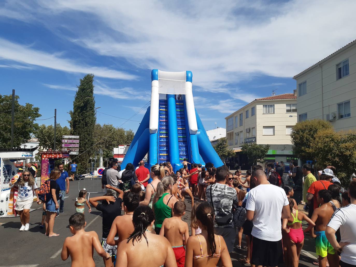 Imagen principal - Los toboganes acuáticos y la espuma protagonizan el inicio del Viernes del Ramo