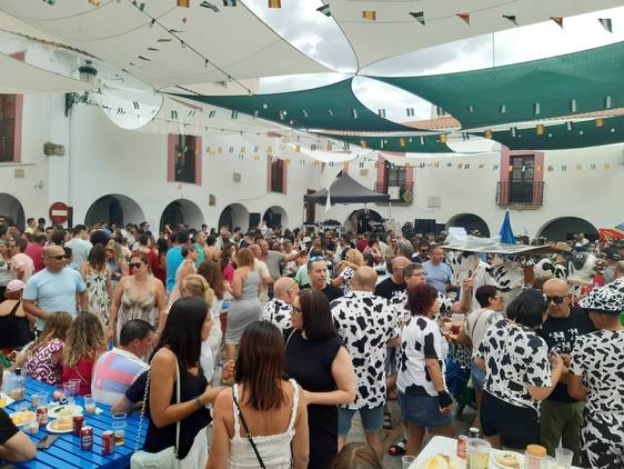 La Plaza de España vuelve a ser el punto de encuentro en la fiesta de día