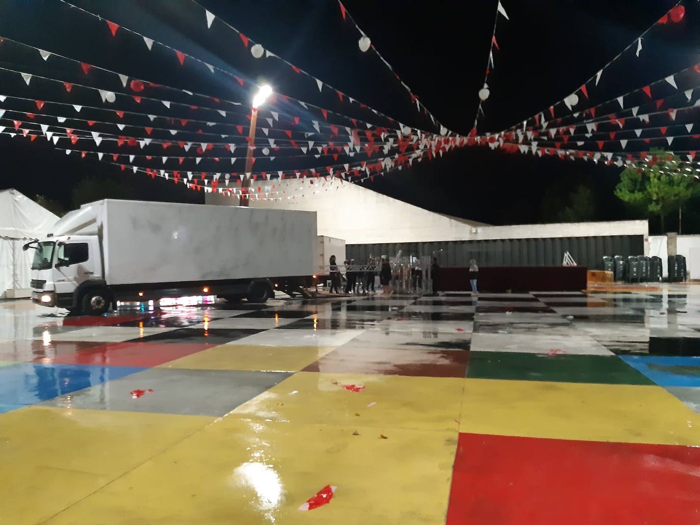 Imagen principal - Se suspende la verbena de la Plaza de Sancho IV, y se amplía hasta las tres de la madrugada la disco de la Plaza de España